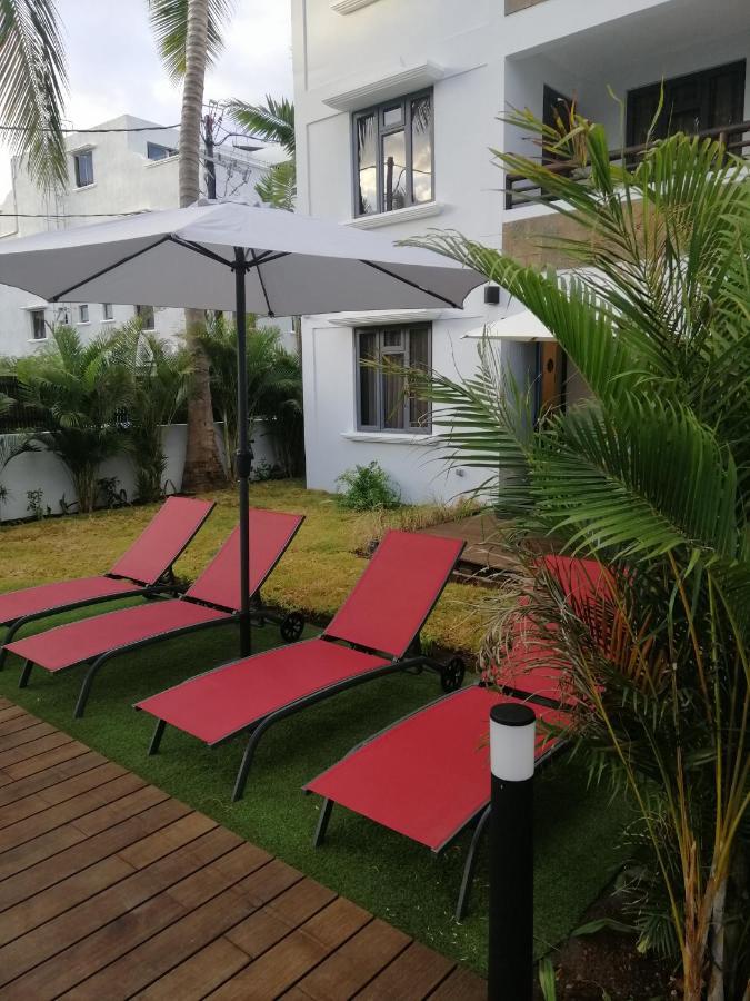 Les Cerisiers - Beach Apartment With Pool, Few Steps To The Beach Flic en Flac Exterior photo
