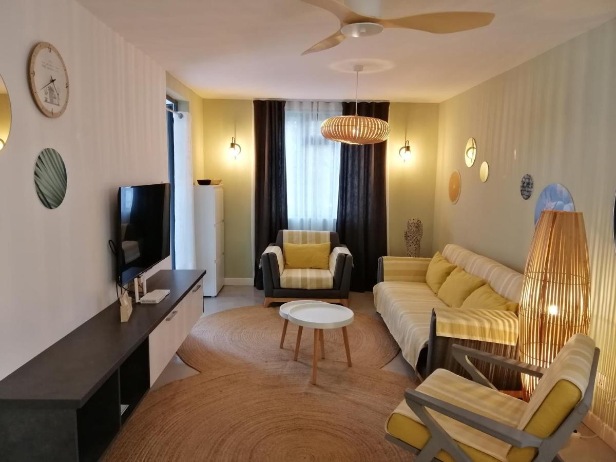 Les Cerisiers - Beach Apartment With Pool, Few Steps To The Beach Flic en Flac Exterior photo
