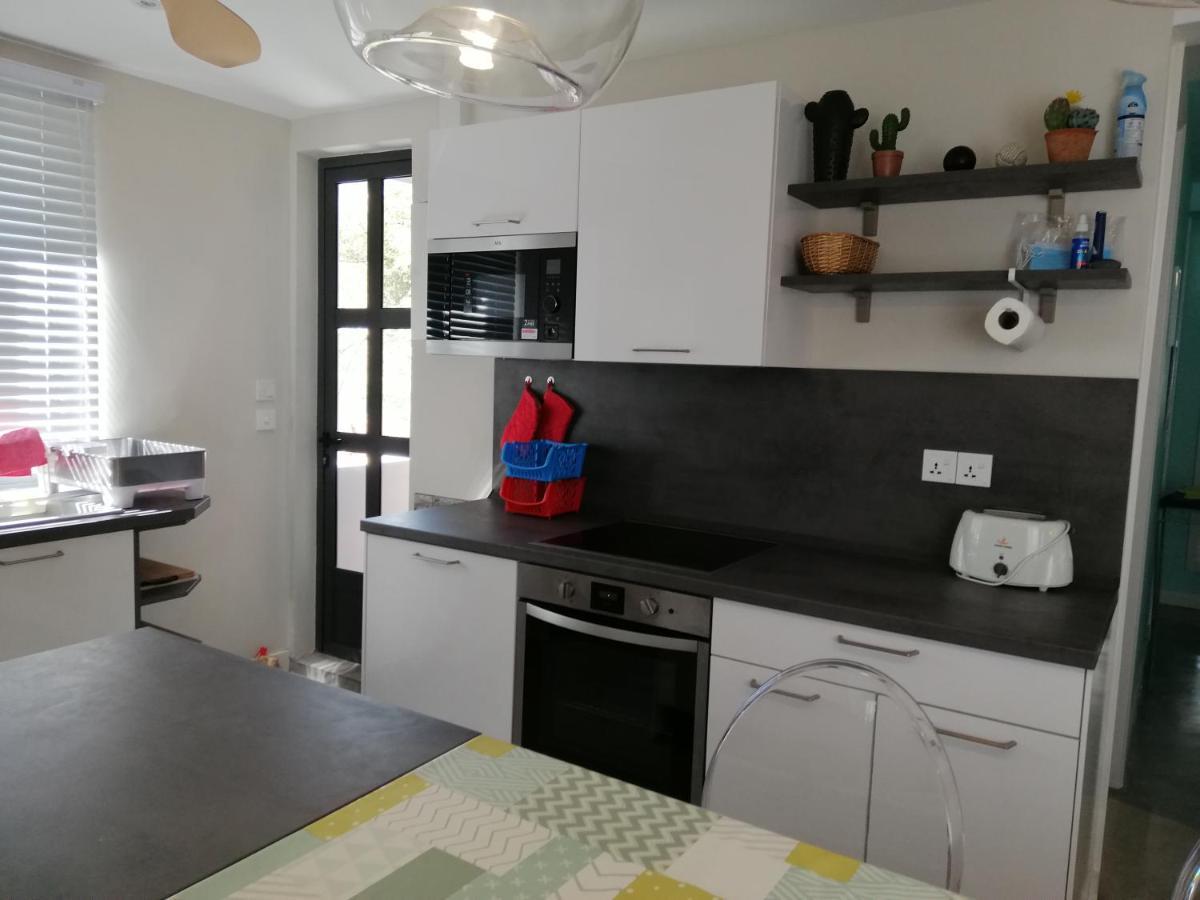 Les Cerisiers - Beach Apartment With Pool, Few Steps To The Beach Flic en Flac Exterior photo