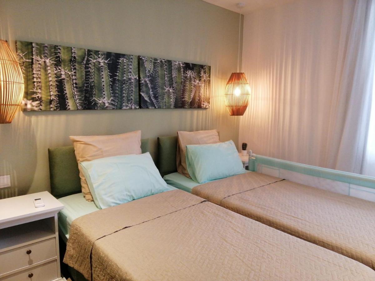 Les Cerisiers - Beach Apartment With Pool, Few Steps To The Beach Flic en Flac Exterior photo