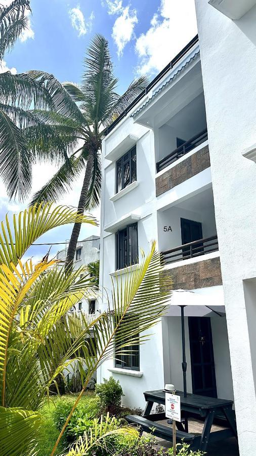 Les Cerisiers - Beach Apartment With Pool, Few Steps To The Beach Flic en Flac Exterior photo