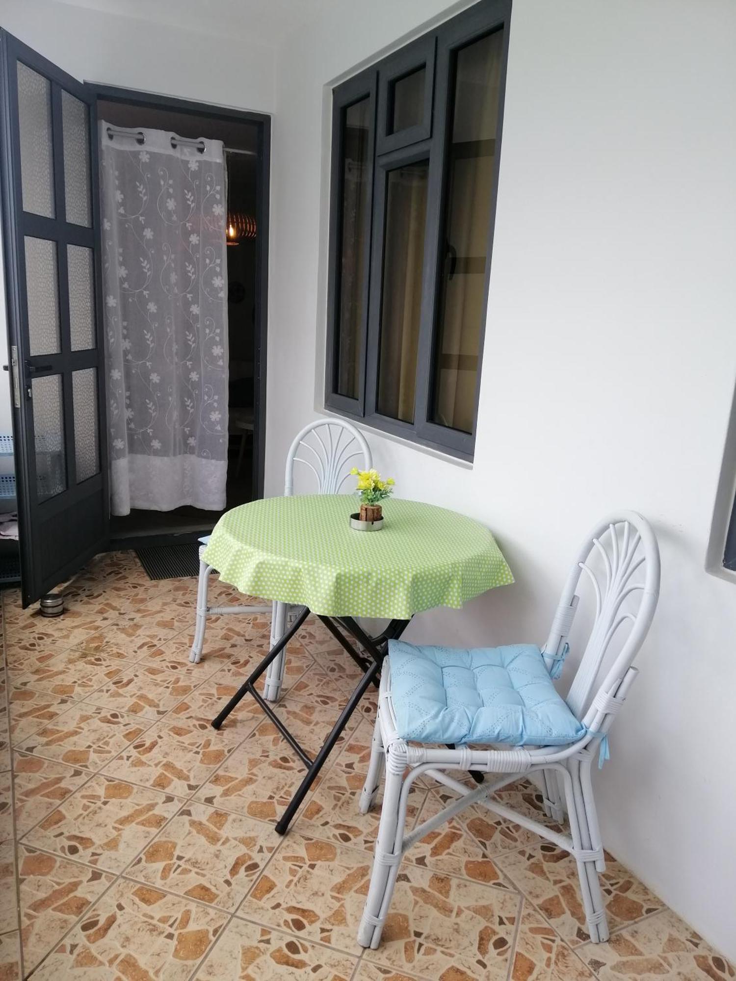 Les Cerisiers - Beach Apartment With Pool, Few Steps To The Beach Flic en Flac Room photo